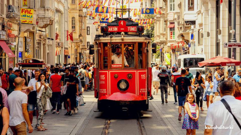 Jalan-jalan di Taksim Square Tempat yang Sering Dikunjungi di Istanbul